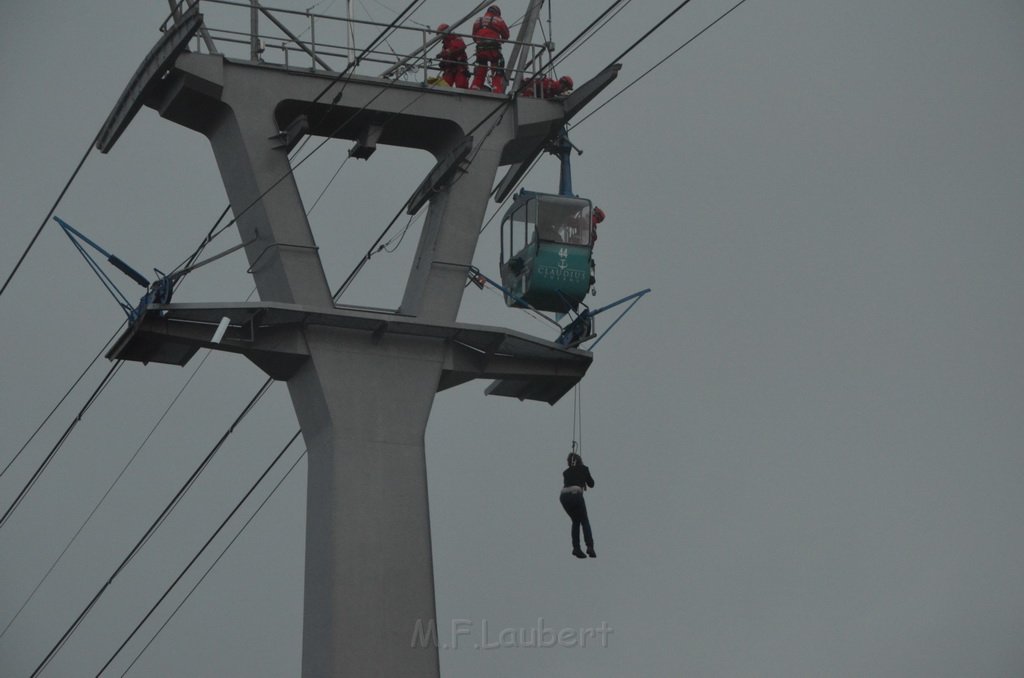 Einsatz BF Hoehenretter Koelner Seilbahn Hoehe Zoobruecke P2138.JPG